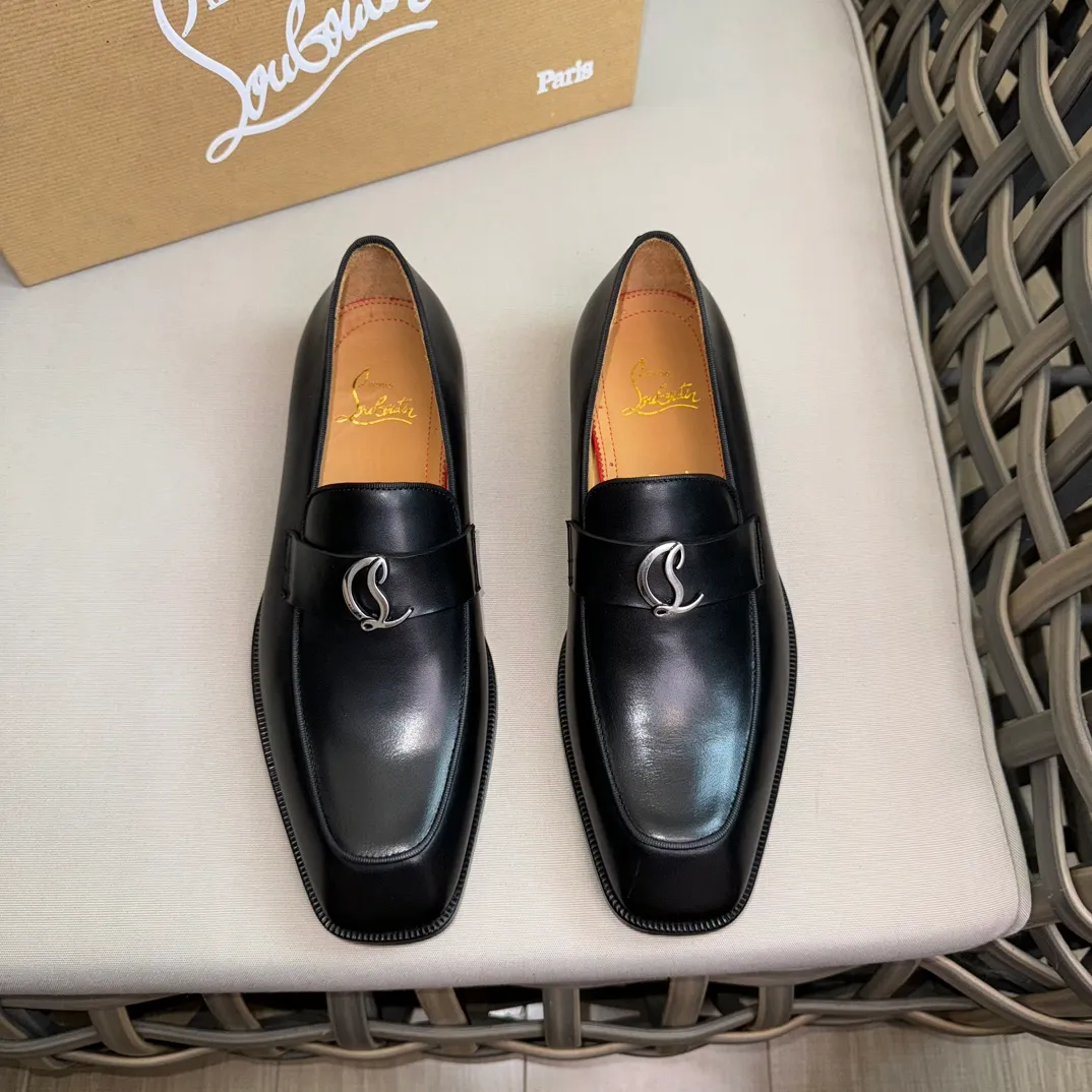 [CL red-soled shoes] Top P: 1020💰 Size 39-44 (⚠️38.45.46 custom-made, non-refundable and non-exchangeable) 🆑High-end men's business formal leather shoes, classic red-soled shoes | Fabric: Original imported first-layer cowhide, iconic rivet decoration | Lining: water-dyed cowhide lining Outsole: red cowhide outsole imported from Italy Brand: Christia*.Loubouti* 🆑 High-end men's business dress shoes | classic red soled shoes | Upper: original imported first layer cowhide iconic rivet decoration | Linning: Water dyed cow skin inner Outsole: red cowhide outsole imported from Italy Size: 39-44 (38.45.46 customized) Brand: Christia*.Loubouti*